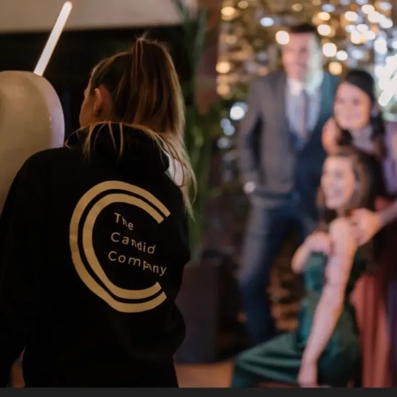 candid company operator guiding wedding guests 1